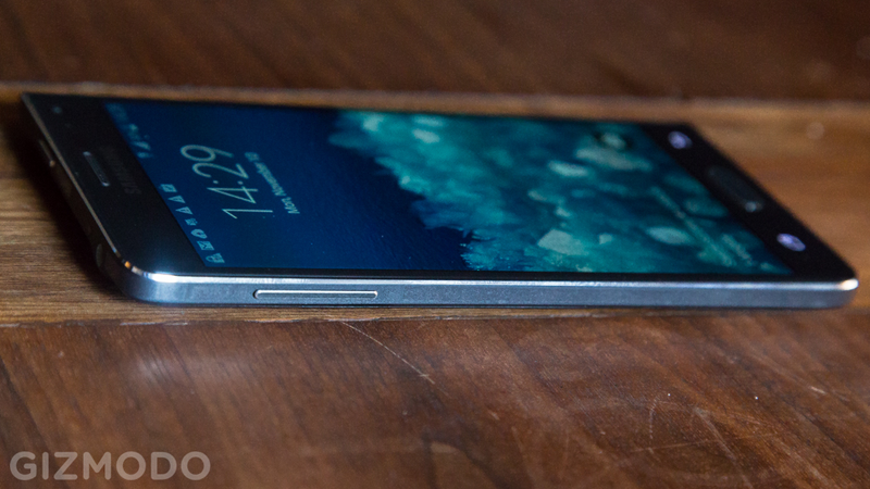 Illustration for article titled Galaxy Note Edge Review: This Crazy Smartphone Ain't Half Bad